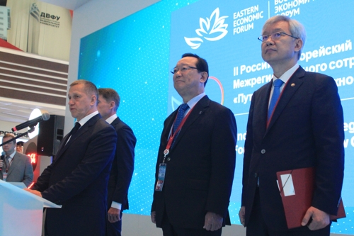 当地时间9月6日，在符拉迪沃斯托克，韩国外交部第二次官李泰镐（右一）和蔚山市长宋哲镐（右二）出席第二届韩俄地方合作论坛开幕仪式。 韩联社