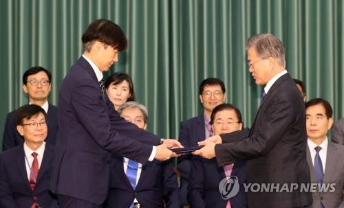 9月9日下午，在青瓦台，文在寅（右）向曹国授予法务部长官任命书。 韩联社