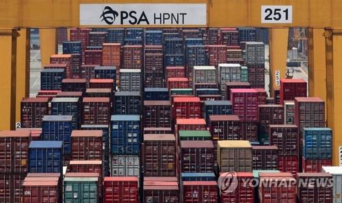 资料图片：韩国一港口堆满集装箱。 韩联社