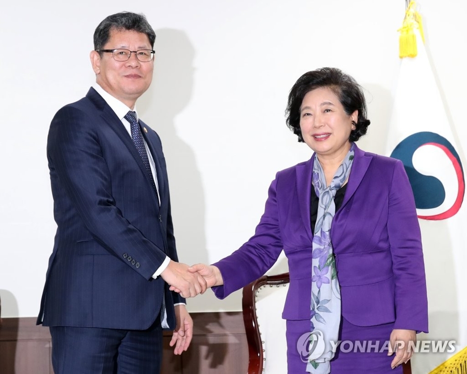 韩统一部长会见现代集团会长讨论金刚山旅游问题