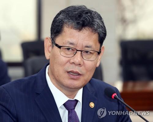 资料图片：统一部长官金炼铁 韩联社