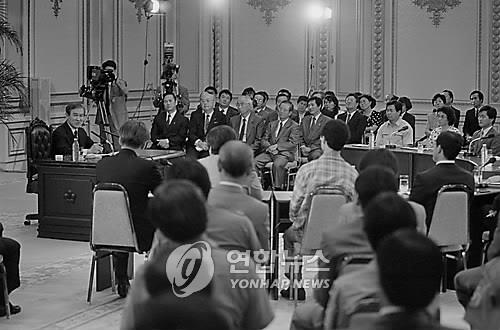 资料图片：1990年6月29日，在青瓦台迎宾馆，卢泰愚回答各界人士提出的政治、经济、社会等领域的问题。 韩联社