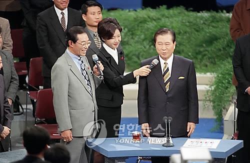资料图片：1998年1月18日，在汝矣岛KBS电视台，金大中（右）在与民对话直播前与主持人谈笑风生。 韩联社