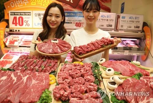 资料图片：韩国一家超市的美国牛肉促销柜台 韩联社
