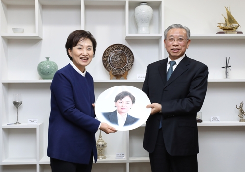 12月2日，韩国国土交通部长官金贤美（左）会见到访的山东省委书记刘家义，双方就两国物流领域的合作方案交换意见。 韩联社/国土交通部供图（图片严禁转载复制）
