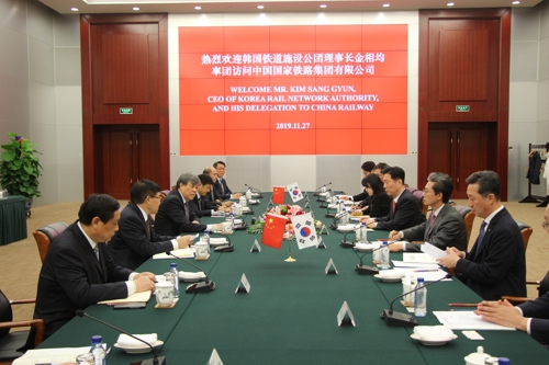 资料图片：韩国铁道施设公团理事长金相均会见中国国家铁路集团有限公司董事长陆东福。 铁道施设公团供图（图片严禁转载复制）