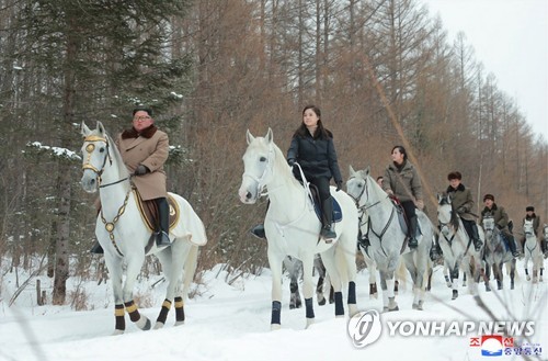 金正恩和夫人李雪主（左二）骑着白马赶雪路。 韩联社/朝中社（图片仅限韩国国内使用，严禁转载复制）