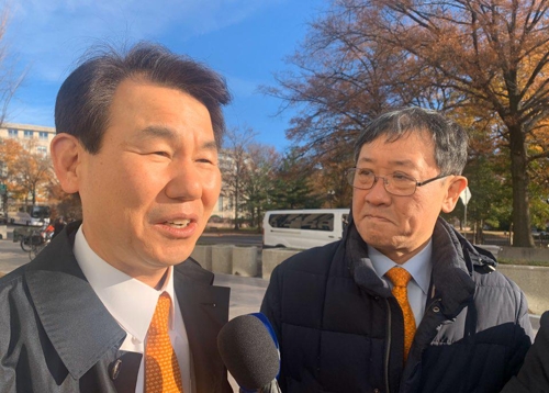 当地时间12月3日，在华盛顿，郑恩甫（左）回答记者提问。 韩联社