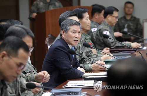 12月4日，在韩国国防部，国防部长官郑景斗（左三）在2019年终全军主要指挥官会议上发言。 韩联社