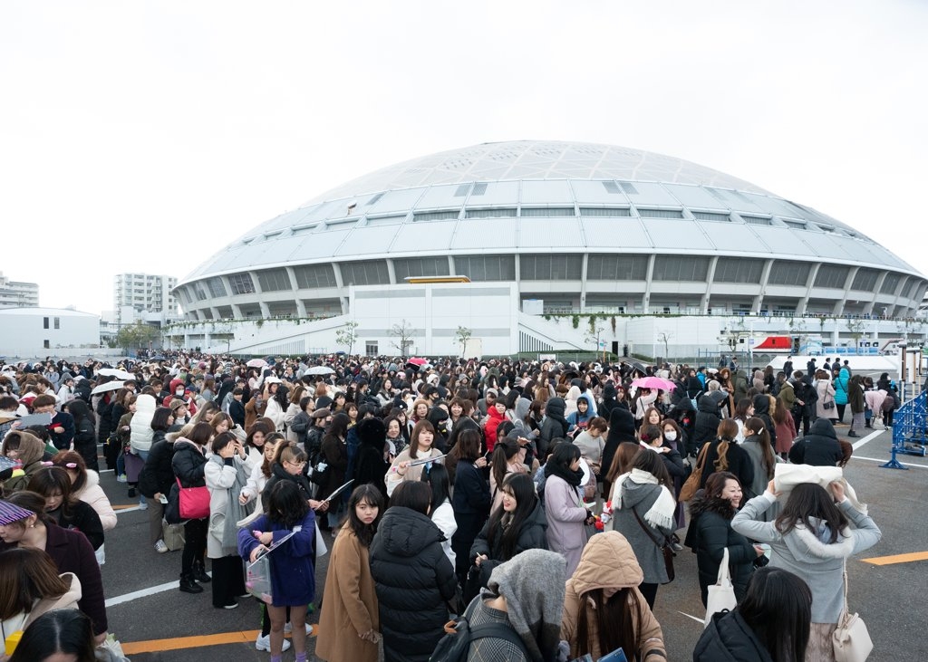 12月4日下午，“2019Mnet亚洲音乐大奖颁奖礼”（2019 MAMA）在日本名古屋巨蛋举行。图为大批粉丝在场外热切等待。 Mnet供图（图片严禁转载复制）