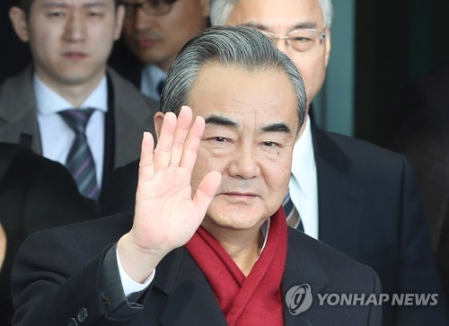 资料图片：12月4日，中国国务委员兼外交部长王毅飞抵仁川国际机场，开始对韩国进行正式访问。 韩联社