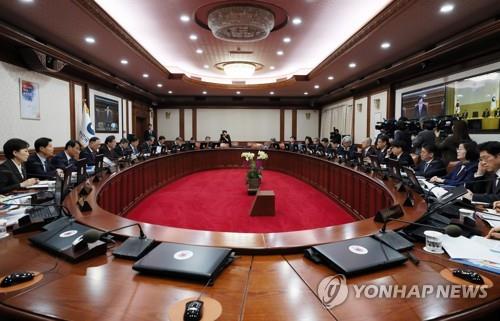 资料图片：12月10日举行的国务会议现场 韩联社