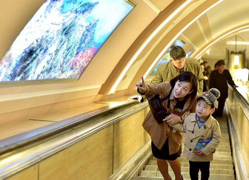 资料图片：平壤地铁站 韩联社/朝鲜外宣媒体“我的国家”（图片仅限韩国国内使用，严禁转载复制）