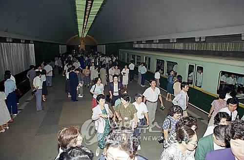 资料图片：韩联社记者1992年拍摄的平壤地铁站内部 韩联社