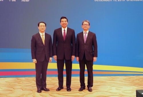 韩中日高官会在中国成都举行。 中国外交部官网截图