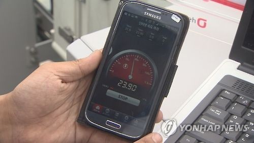 资料图片：一名手机用户在测网速。 韩联社/韩联社TV截图（图片严禁转载复制）