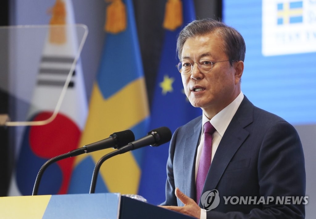 12月18日，在首尔乐天世界塔，韩国总统文在寅在国瑞典商务峰会上发表主旨演讲。 韩联社