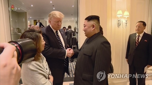 资料图片：朝鲜国务委员会委员长金正恩（右）与美国总统特朗普在河内会谈结束后握手告别。 韩联社/朝鲜央视（图片仅限韩国国内使用，严禁转载复制）