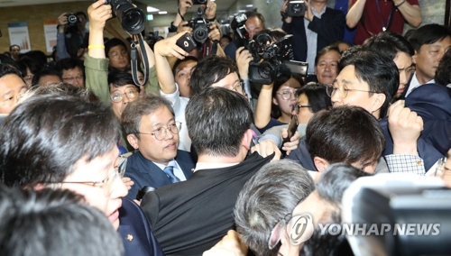 资料图片：4月25日，自由韩国党和共同民主党因“快速通道”法案发生冲突。 韩联社