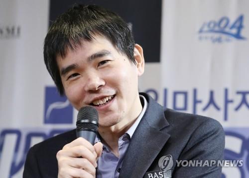 资料图片：12月18日，在首尔，李世石出席记者会答问。 韩联社