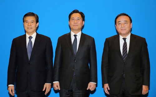 12月22日，在北京，韩中日经贸部长合影。左起依次为中国商务部部长钟山、韩国产业通商资源部长官成允模和日本经济产业大臣梶山弘志。 韩联社/产业部供图（图片严禁转载复制）