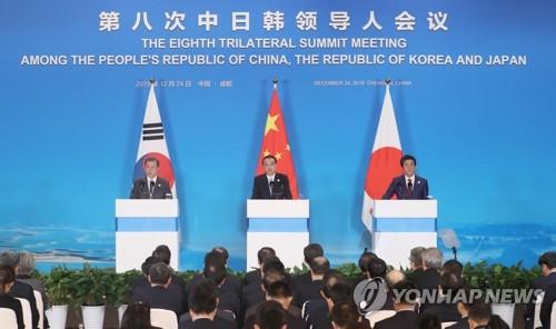 12月24日，在成都，韩中日领导人共同会见记者。左起依次是韩国总统文在寅、中国国务院总理李克强、日本首相安倍晋三。 韩联社