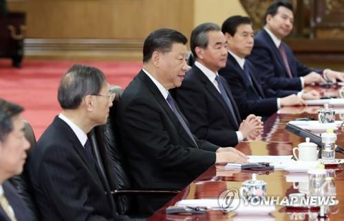 12月23日，在北京人民大会堂，中国国家主席习近平（左三）同韩国总统文在寅举行会谈。 韩联社