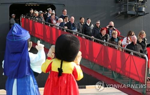 资料图片：游客们坐邮轮抵达仁川。 韩联社
