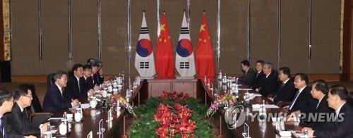 12月23日，韩国总统文在寅和中国国务院总理李克强在成都举行会谈。 韩联社