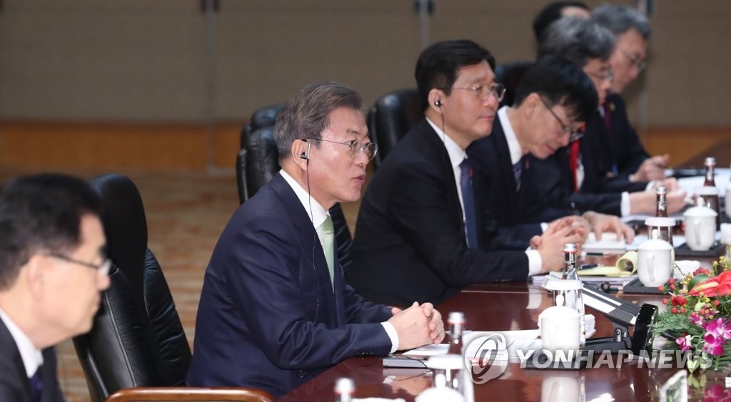 12月23日，韩国总统文在寅（左二）在成都同中国国务院总理李克强举行会谈。 韩联社