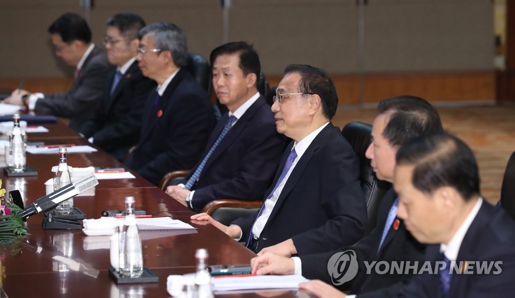 12月23日，中国国务院总理李克强（右三）和韩国总统文在寅在成都举行会谈。 韩联社