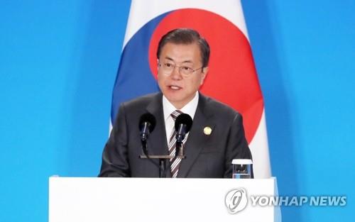 12月24日，在成都，韩国总统文在寅在韩中日领导人会议后的联合新闻发布会上讲话。 韩联社