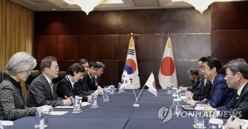资料图片：12月24日，在成都香格里拉大酒店，韩国总统文在寅（左二）和日本首相安倍晋三（右二）举行会谈。 韩联社