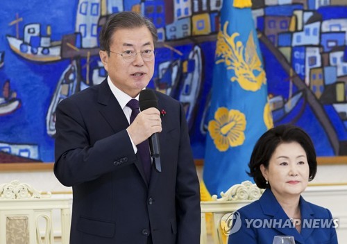 资料图片：韩国总统文在寅（左）和夫人金正淑 韩联社/青瓦台供图（图片严禁转载复制）