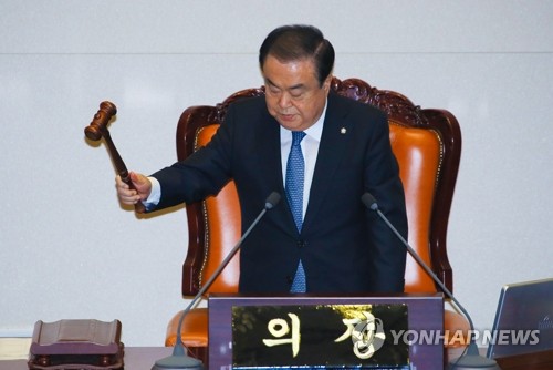 12月30日，韩国国会议长文喜相在国会全体会议上宣布《关于设立高层公职人员犯罪调查处的法案》获通过。 韩联社