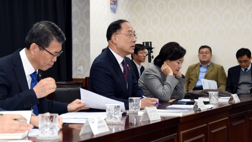 洪楠基（左二）在会上发言。 韩联社/企划财政部供图（图片严禁转载复制）