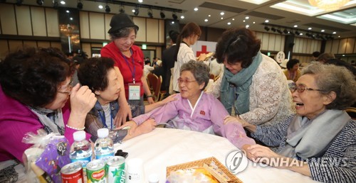资料图片：2018年8月24日，韩朝双方在金刚山举行离散家属团聚活动，朝鲜老人梁次玉（左三，音译）同她在韩国的五姐妹重逢。 韩联社/新闻通讯采访团