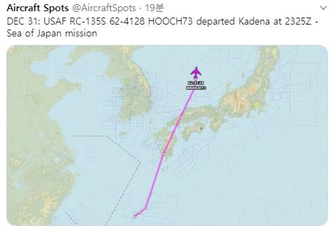 资料图片：据追踪飞机动向的网站“飞机守望”消息，一架美军侦察机RC-135S从嘉手纳驻日基地出发飞临韩半岛东部海域上空。图中粉色箭头为RC-135S的航迹线。 飞机守望官方推特截图（图片严禁转载复制）