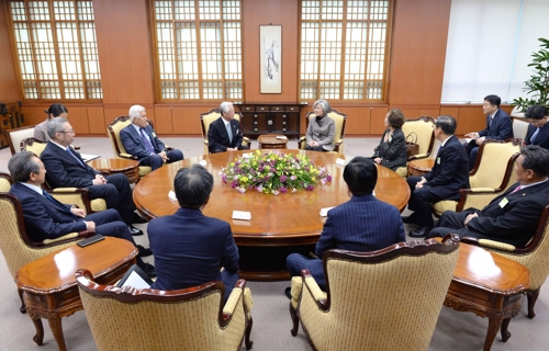 1月7日，在位于首尔的外交部大楼，韩国外长康京和与旅日韩裔韩侨组织代表团交谈。 韩联社