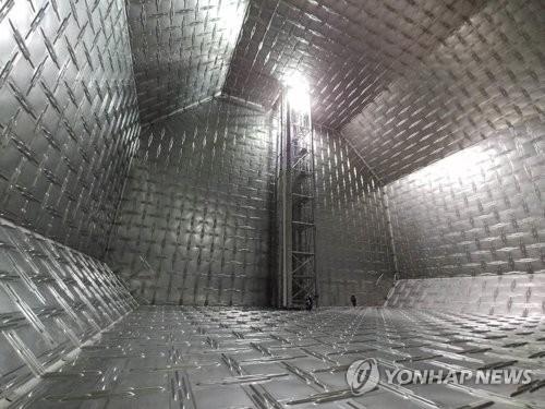 韩国自主研制的LNG货仓——KC-1围护系统 韩联社/韩国天然气公社供图（图片严禁转载复制）