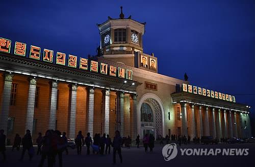 资料图片：平壤站夜景 韩联社