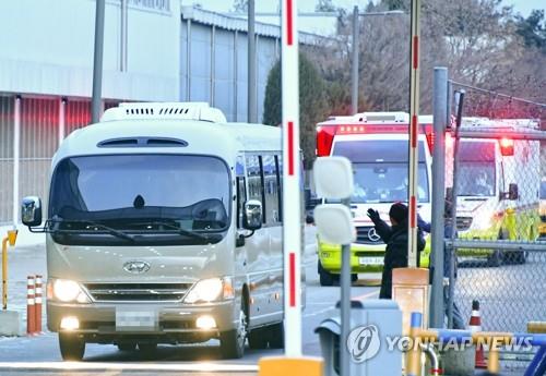 2月19日，在首尔金浦机场，撤离“钻石公主”号的7名回韩人员乘车前往仁川机场检疫所。 韩联社