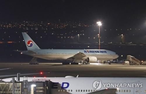 资料图片：当地时间2月22日，从韩国出发的一架大韩航空客机抵达以色列本古里安机场。 韩联社/法新社（图片严禁转载复制）