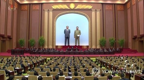 资料图片：朝鲜中央电视台2019年8月29日报道称，朝鲜第十四届最高人民会议第二次会议在平壤万寿台议事堂举行。图为会议现场。韩联社/朝鲜央视(图片仅限韩国国内使用，严禁转载复制)