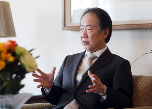 专访日本驻韩大使：望韩日携手克服新冠疫情
