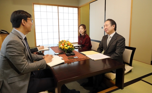 4月8日，在日本驻韩大使官邸，日本驻韩大使冨田浩司（右）接受韩联社采访。 韩联社