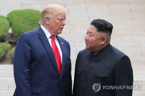 资料图片：2019年6月，在板门店，美国总统特朗普（左）与朝鲜国务委员会委员长金正恩交谈。 韩联社