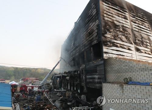 4月29日，在位于京畿道利川市的一物流仓库施工现场，消防队员展开灭火救援。 韩联社