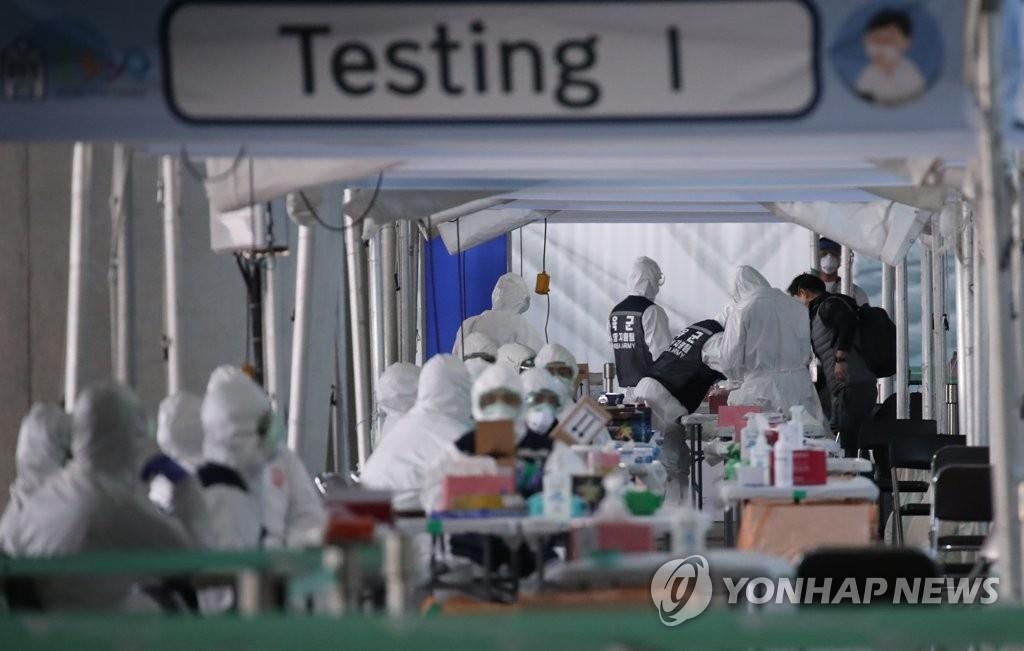 资料图片：设在仁川国际机场的开放型步行穿梭筛查诊所。 韩联社