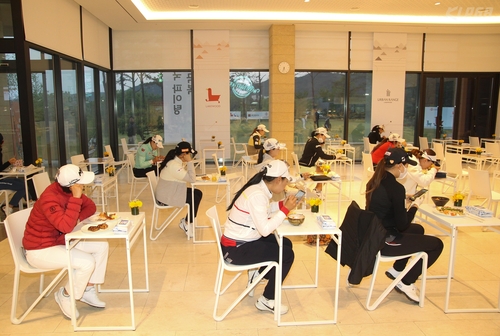 5月14日，2020年KLPGA锦标赛在京畿道杨州举行。图为选手们一人一座“考试式”用餐。 韩联社/韩国女子职业高尔夫球协会供图（图片严禁转载复制）